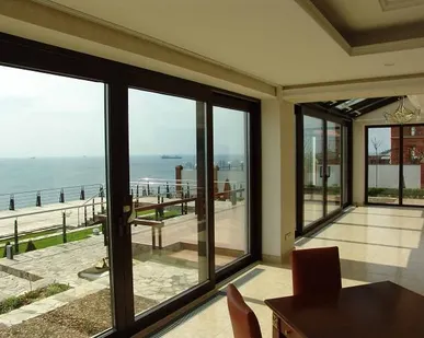 фото Деревянное окно со стеклопакетом