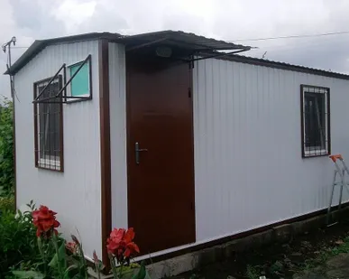 фото Бытовка дачная металлическая, размер 2,5х2,4 м