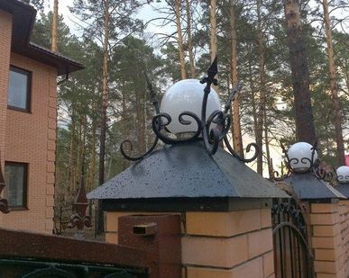 фото Кованые колпаки с фонарём