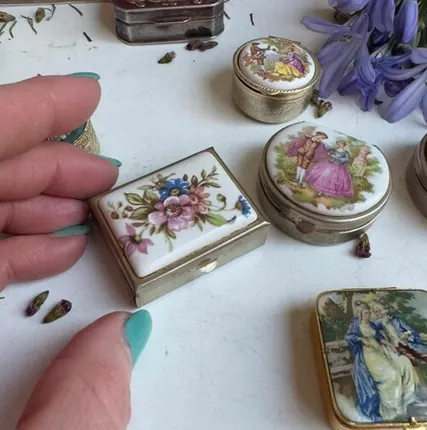 Фото №0 Шкатулка таблетница Букет 4 см