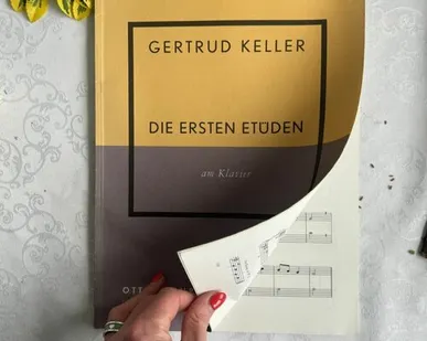 фото Книга альбом с нотами для обучения игре на фортепиано на немецком языке