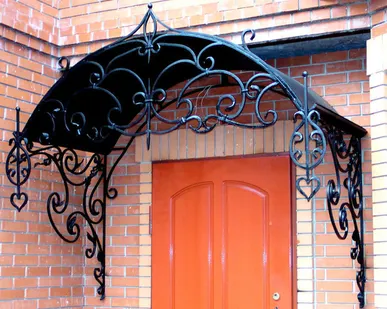 фото Кованый козырек над дверью