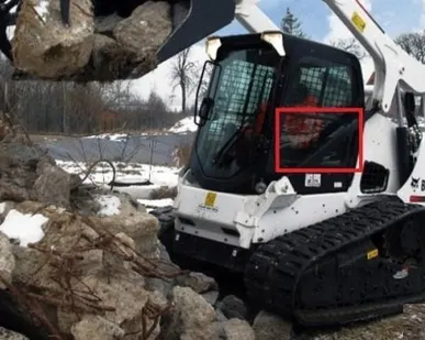фото Стекло боковое нижнее правое(сдвижная форточка) для BOBCAT T650 - T770
