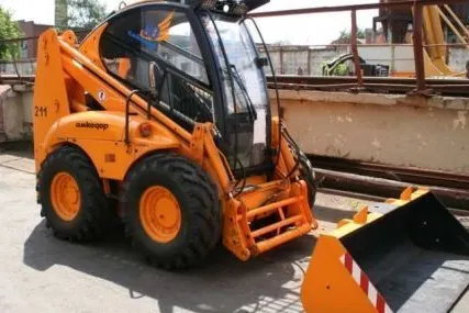 Фото №0 Мини-погрузчик с бортовым поворотом "Амкодор-211"