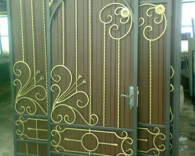 фото Ворота кованые распашные с калиткой в первой комплектации