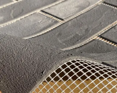 фото Гибкий кирпич на сетке с защитной пленкой