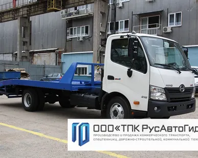 фото Hino 300 с ломанной эвакуаторной платформой