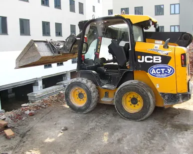 фото Аренда мини-погрузчика New Holland L160 (с навесным оборудованием)