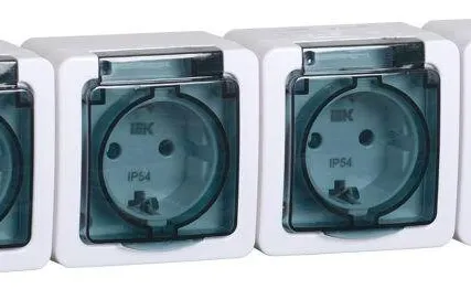 Фото №0 Розетка 4-м ОП Гермес Plus РСб24-3-ГПБд с защ. крышкой с заземл. IP54 ИЭК ERMP42-K03-16-54-EC