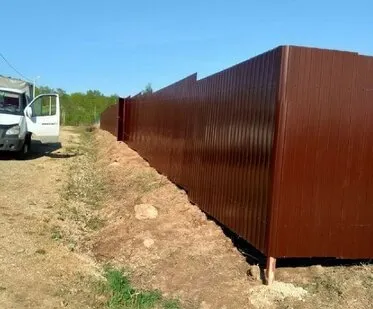 фото Установка забора из профнастила