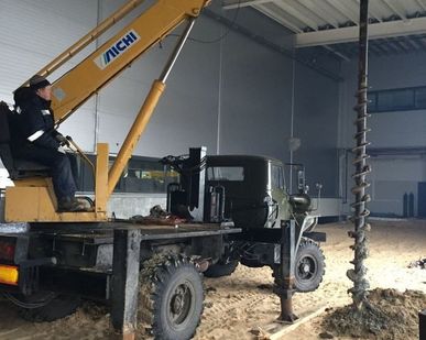 фото Услуги буровой с телескопом на базе Урал вездеход