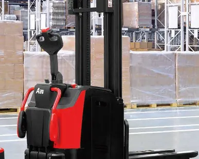 фото Штабелер самоходный с откидной платформой