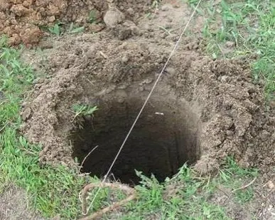 фото Бурим ямы под столбы