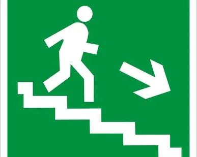 фото Знак E13 «Направление к эвакуационному выходу по лестнице вниз» (металл)