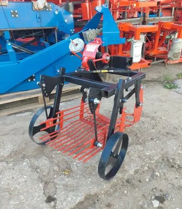 Фото №0 Картофелекопалка вибрационная Пахарь ККМ-1