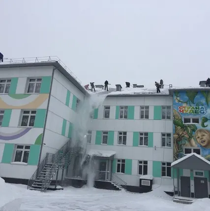 Фото №0 Очистка кровли от снега и наледи