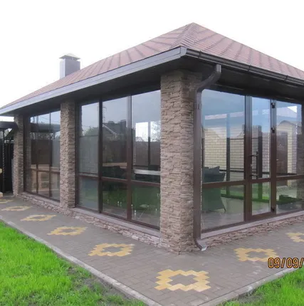 Фото №0 Всесезонная беседка с витражами