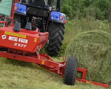 фото Обмотчик рулонов прицепной Metal-Fach Z-577 самозагружающийся с боковой погрузкой