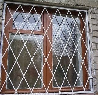 фото Металлическая решётка на окна&quot; Ромб&quot;