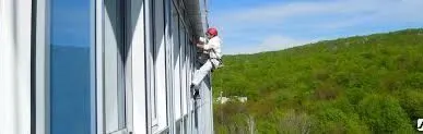фото Выполнение работ клининга методом промышленного альпинизма