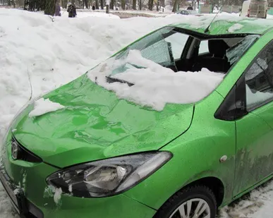 фото Очищение кровли от снега, наледи и сосулек