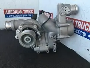 фото б/у водяной насос в сборе с фильтром охлаждающей жидкости и корпусом термостата для двигателя paccar mx13