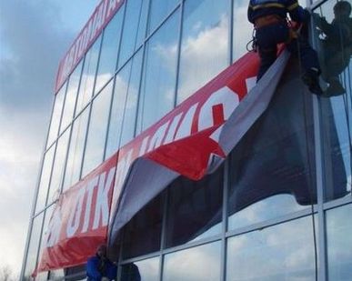фото Монтаж рекламной конструкции