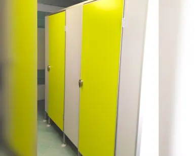 фото Туалетные сантехнические перегородки