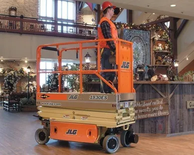 фото Аренда ножничного электрического подъемника JLG 1930ES