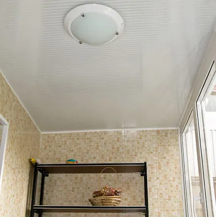 Фото №0 Обшивка балкона пластиковыми панелями