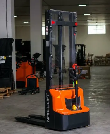 Фото №0 Штабелер электрический самоходный 1.5 т, 1.6-3.6 м Noblelift PSE15L-C2