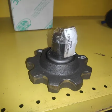 Фото №0 Звездочка КНТ 37.020 с коротким  валом в сборе Z=9 под шпильку (9ЗУБ)