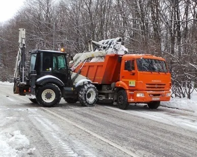 фото Уборка и вывоз снега техникой