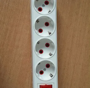 фото Колодка 4гн c/з с кнопкой