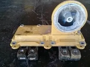 фото поворотный вал и крышка с базой масляного фильтра для двигателя caterpillar c7