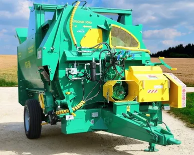 фото Измельчитель рулонов грубых кормов ИГК-5М для самозагрузки, измельчения и раздачи кормов