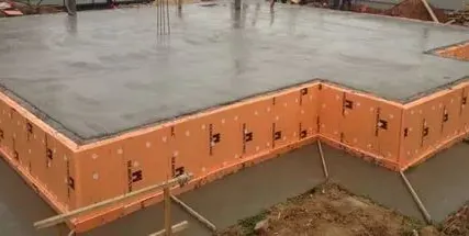 Фото №0 Установка фундаментыхя плит