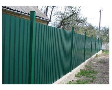 фото Установка заборов из профилированного листа
