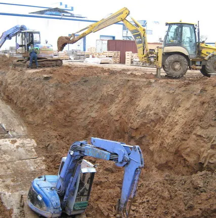 Фото №0 Прокладка траншей / Самосвалы 10 м3; 20 м3; 25 м3 / Экскаваторы