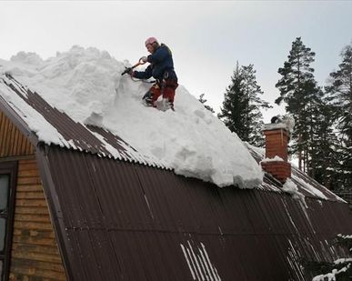 фото Очистка снега с крыш