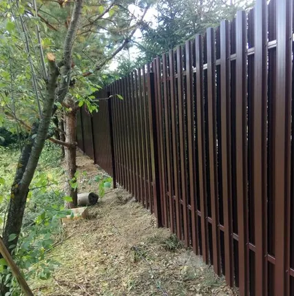 Фото №0 Забор из двустороннего штакетника в шахматном порядке, высота от 1,5 м.