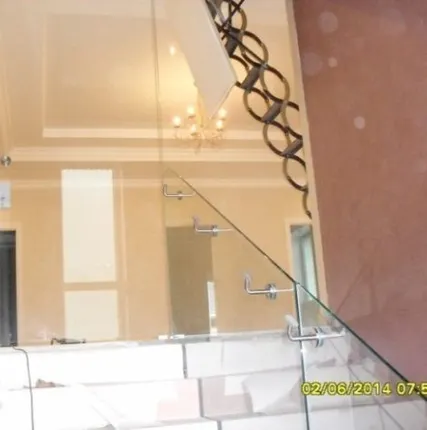 Фото №0 Цельностеклянная перегородка, примыкающая к лестничному ограждению