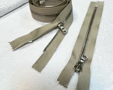 фото Молния RIRI никель на бежевом репсе