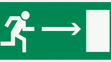 фото Направление к эвакуационному выходу по лестнице вниз 200х200мм знак E13