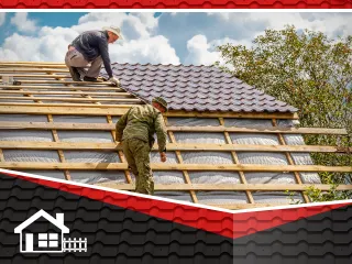 фото Укладка металлочерепицы двускатной крыши