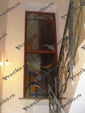 Фото №0 Витраж в окне на лестничный пролет.