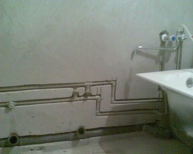 фото Штробление под водопроводные трубы в бетоне