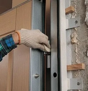 фото Монтаж входных дверей