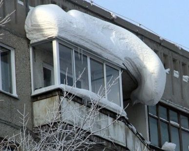 фото Очистка снега с балкона