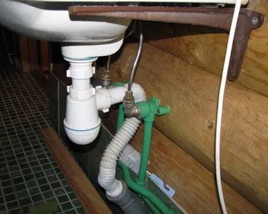 фото Раковина с вводной канализационной проводкой